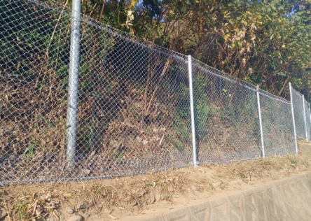 背面の斜面が迫った法尻