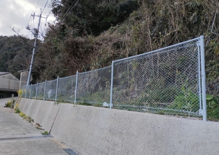 擁壁で防護柵の設置が困難な場所